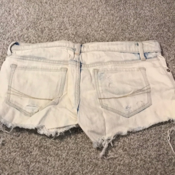 Aritzia TNA acid washed denim shorts - Picture 2 of 2